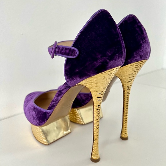 Nicholas Kirkwood purple velvet , with metallic gold heels - Picture 7 of 9